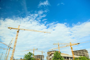 Vinçli inşaat alanı