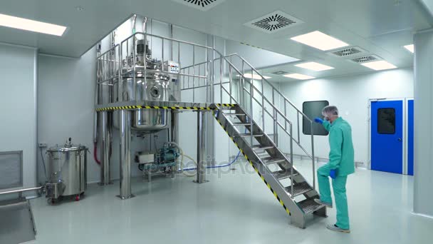 Worker in pharmaceutical plant — Stock Video