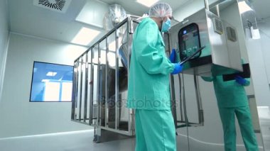 bilim adamı Endüstriyel kontrol paneli yapılandırır