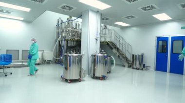 İlaç fabrikasında çalışan insanlar