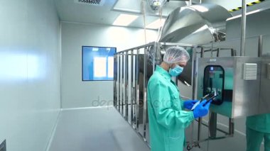 bilim adamı Endüstriyel kontrol paneli yapılandırır