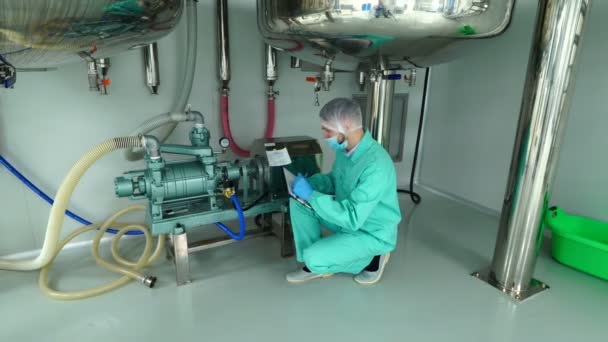 Werknemer in farmaceutische fabriek — Stockvideo