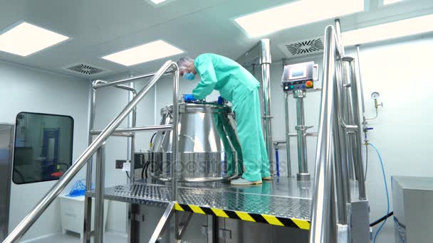 Travailleur dans une usine pharmaceutique — Video