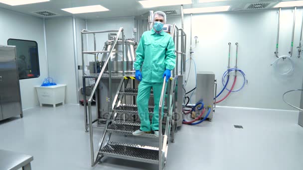 Lavoratore nello stabilimento farmaceutico — Video Stock