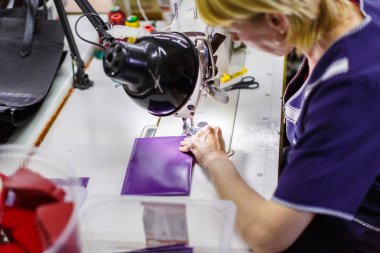 Çanta detay üzerinde çalışan kadın