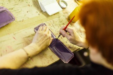 Çanta detay üzerinde çalışan kadın