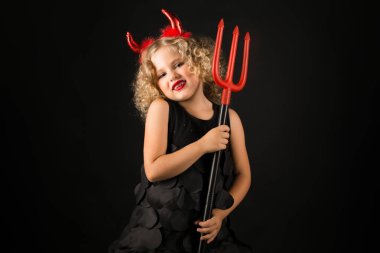 Şeytan kostümlü küçük kız