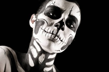 Kadın kürek vücut sanatı ile