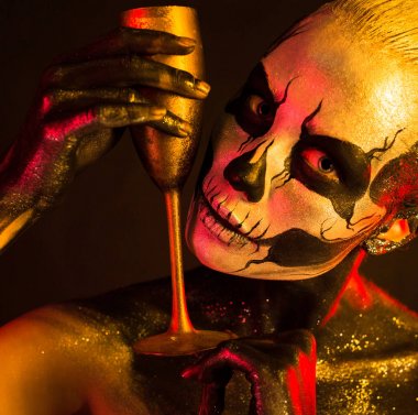 Kürek vücut sanatı cam ile kadınla