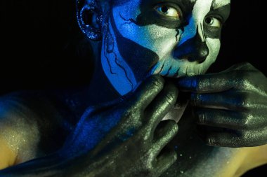 Kadın kürek vücut sanatı ile 