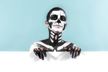 Kadın kürek vücut sanatı ile