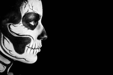 Kadın kürek vücut sanatı ile