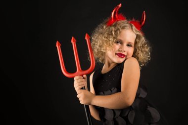 Şeytan kostümlü küçük kız