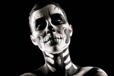 Kadın kürek vücut sanatı ile