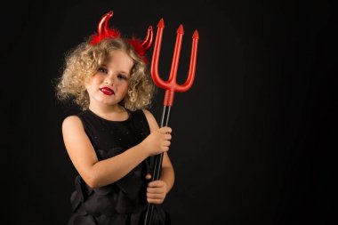 Şeytan kostümlü küçük kız