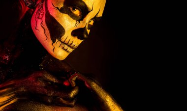 Kadın kürek vücut sanatı ile