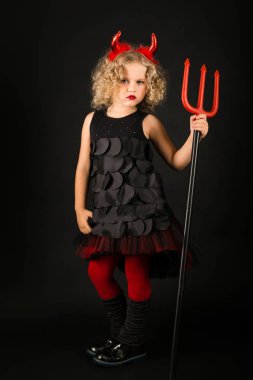 Şeytan kostümlü küçük kız