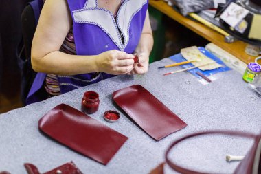 Çanta detay üzerinde çalışan kadın