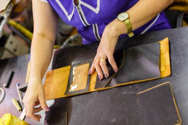 Çanta detay üzerinde çalışan kadın