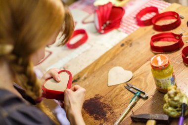 Çanta detay üzerinde çalışan kadın