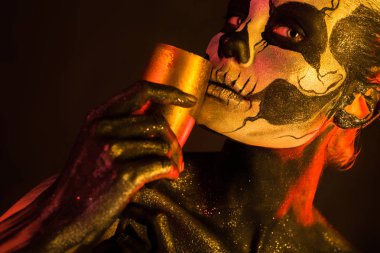 Kürek vücut sanatı cam ile kadınla