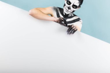 Kadın kürek vücut sanatı ile