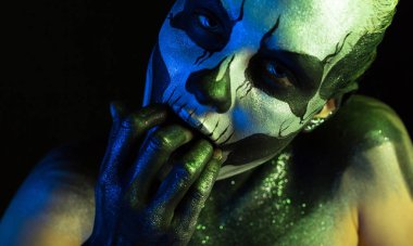 Kadın kürek vücut sanatı ile 