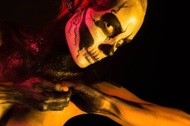 Kadın kürek vücut sanatı ile