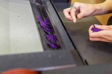 Çanta detay üzerinde çalışan kadın