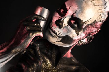 Kürek vücut sanatı cam ile kadınla