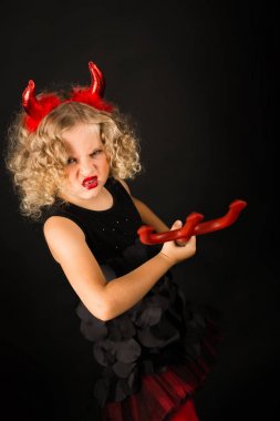 Şeytan kostümlü küçük kız
