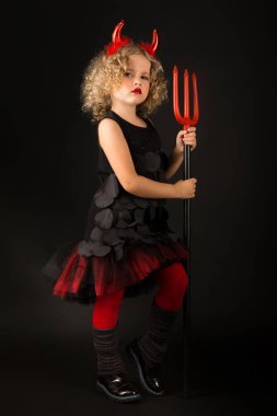 Şeytan kostümlü küçük kız