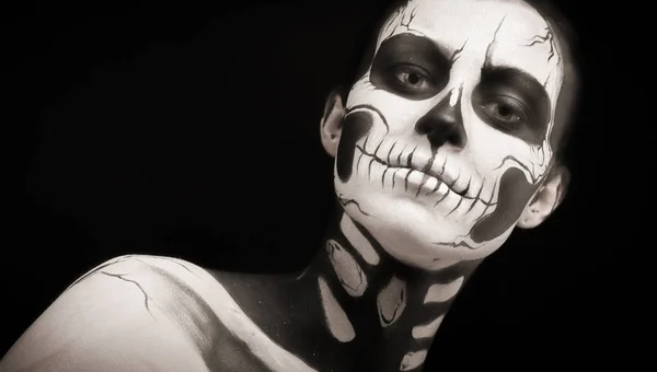 Mulher com scull body art — Fotografia de Stock