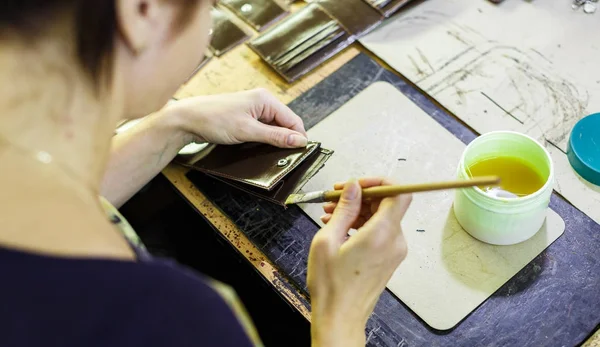 Çanta detay üzerinde çalışan kadın