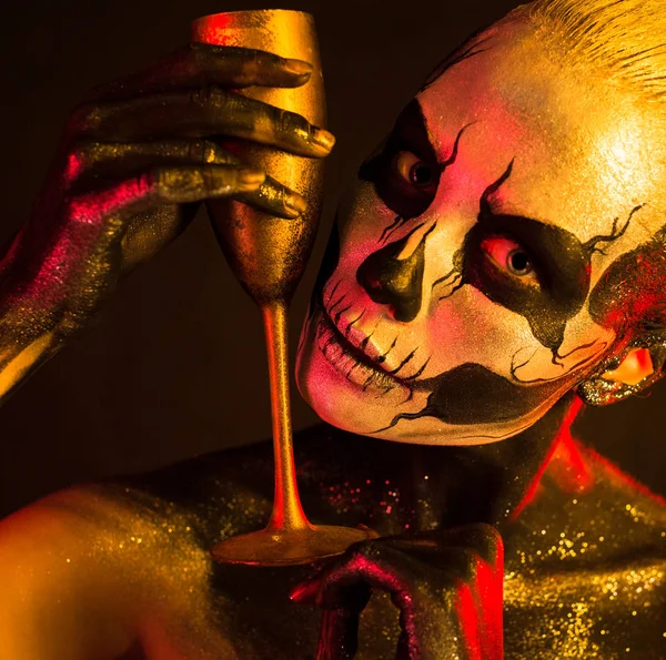 Kürek vücut sanatı cam ile kadınla