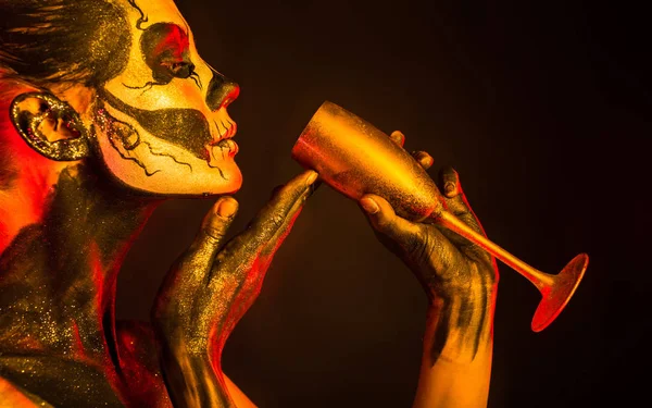 Kürek vücut sanatı cam ile kadınla