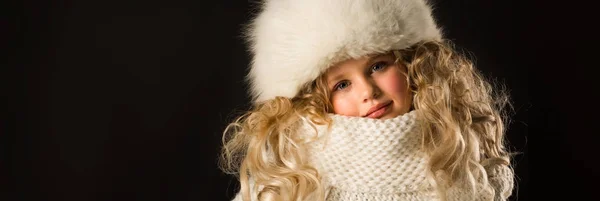 Bionda bambina in abiti invernali — Foto Stock