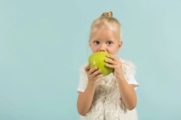 Блондинка с яблоком — стоковое фото