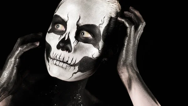 Mulher com scull body art — Fotografia de Stock