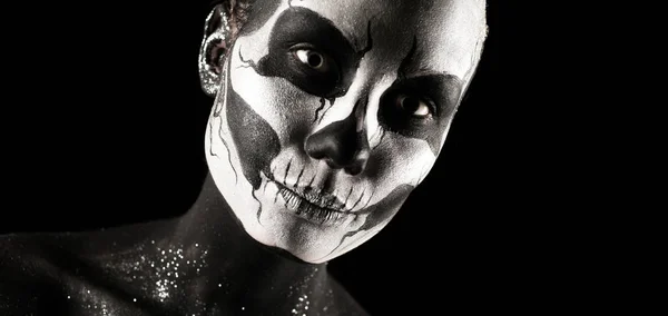 Frau mit Totenkopf-Körperkunst — Stockfoto