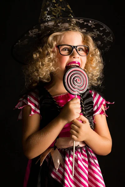 Siyah elbiseli küçük kız cadı olarak