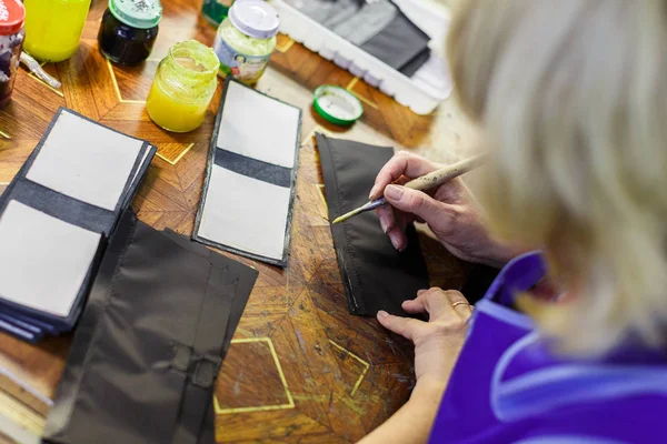 Çanta detay üzerinde çalışan kadın