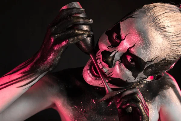 Kürek vücut sanatı cam ile kadınla