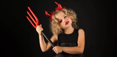 Şeytan kostümlü küçük kız