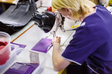 Çanta detay üzerinde çalışan kadın