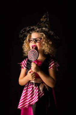 Siyah elbiseli küçük kız cadı olarak