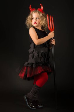 Şeytan kostümlü küçük kız