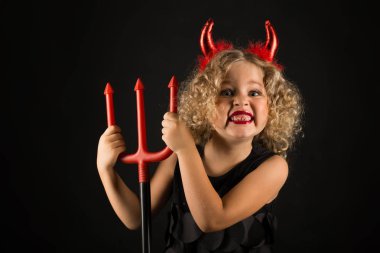 Şeytan kostümlü küçük kız