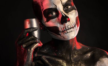 Kürek vücut sanatı cam ile kadınla