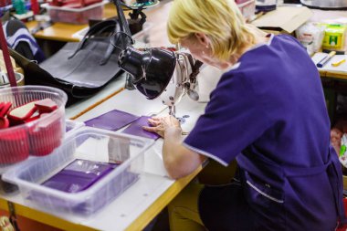 Çanta detay üzerinde çalışan kadın